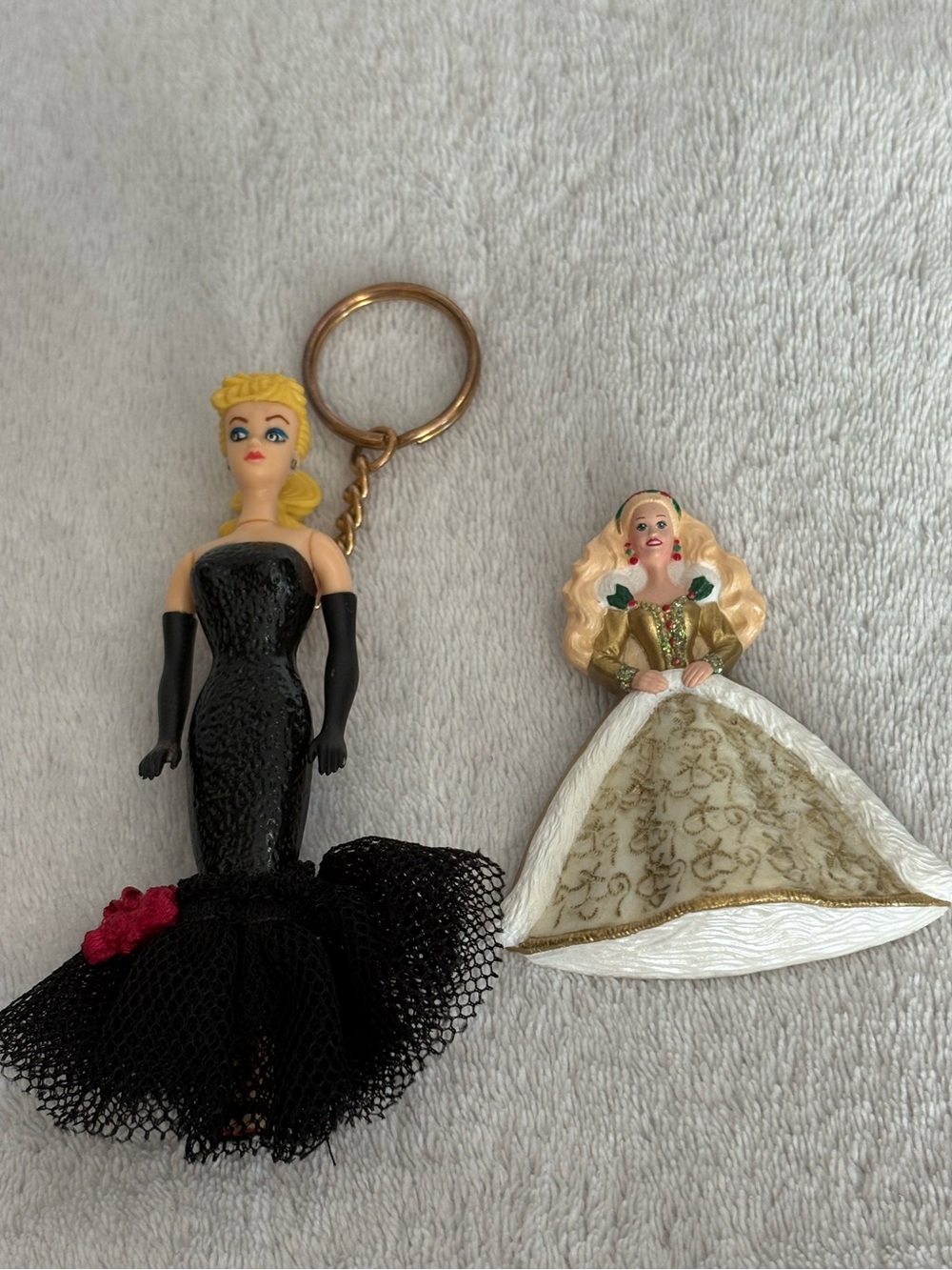 Lot 2 VTG 90’s Blonde Barbie Christmas pin and Black evening Gown Doll Key Chain - Picture 15 of 15